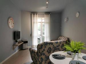 Televisyen dan/atau pusat hiburan di Cozy NEAR-BEACH Apartment ~The Napping House 海滨公寓~