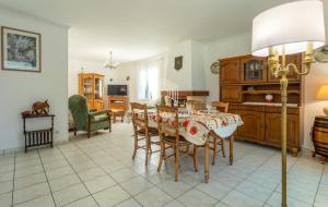 - une cuisine et une salle à manger avec une table et des chaises dans l'établissement La Plaisance C.L.S Deauville, à Touques