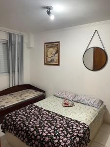 Llit o llits en una habitació de Apartamento aconchegante 1 quadra da praia