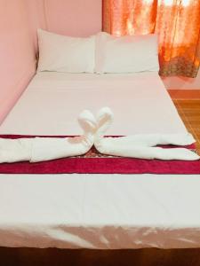 Postel nebo postele na pokoji v ubytování JayDin Travellers Inn