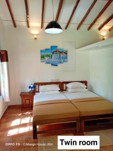 Tempat tidur dalam kamar di Mango House Japanese Guest House