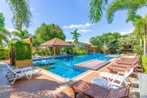 Phutara Lanta Resort - SHA Extra Plus Koh Lanta 내부 또는 인근 수영장