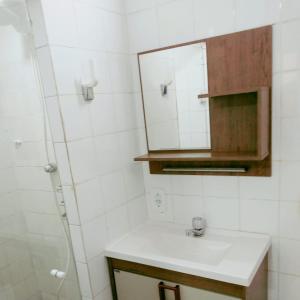 y baño con lavabo y espejo. en Pousada Videira de Teresópolis, en Teresópolis