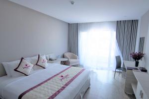 pokój hotelowy z łóżkiem i oknem w obiekcie VISUHA HOTEL w mieście Hà Tiên