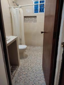 een badkamer met een toilet en een wastafel bij HOSPEDAJE MAGNOLIAS MERIDA in Mérida