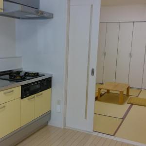 Кухня или мини-кухня в Across Omoromachi Naha
