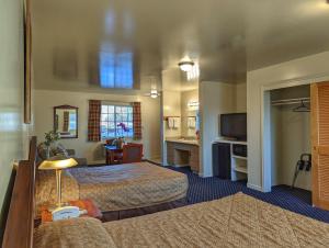 Кровать или кровати в номере Americas Best Value Inn Oxnard-Port Hueneme