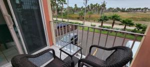 En balkon eller terrasse på Beach Access Condo with Pool, Hot Tub Area & BBQ - Gulfview I - unit 213