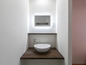 都城的住宿－Tabist Hotel Miyakonojo Miyazaki，一个带白色碗水槽的柜台浴室