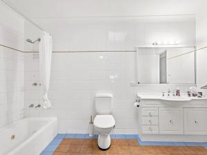 une salle de bain blanche avec toilettes et lavabo dans l'établissement Horizons Getaway at the Bay, à Salamander Bay 12 autres photos