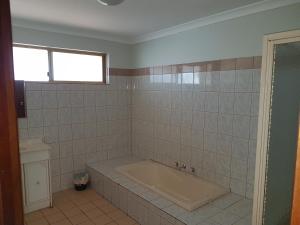 ジェラルトンにあるRhodeside Lodgeの窓付きのバスルーム(バスタブ付) +19枚の写真