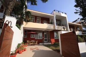 una casa de color rojo y blanco en Lamrin Boutique Cottages, Rishikesh, en Rishīkesh