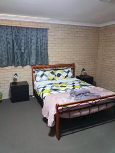 Katil atau katil-katil dalam bilik di Rhodeside Lodge