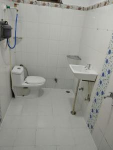y baño con aseo y lavamanos. en Videep house, en Kānpur