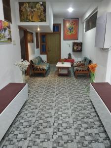 sala de estar con sofá y mesa en Videep house, en Kānpur