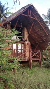 ein kleines Gebäude mit einem Dach auf einem Feld in der Unterkunft Simbamwenni Lodge and Camping in Morogoro