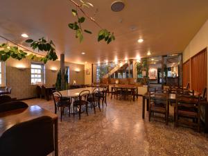 um restaurante com mesas e cadeiras num quarto em Hotel Parkway em Teshikaga