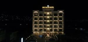 un edificio de hotel con un cartel encima en Swat Palace Hotel By Northin, en Mām Derai