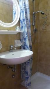 Koupelna v ubytování Hotel Augusta Garnì
