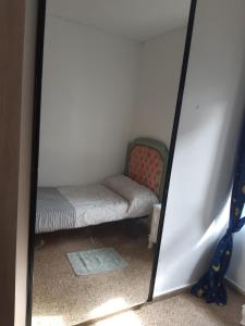 Spiegelreflexion einer Couch in einem Zimmer in der Unterkunft Room in Guest room - Peaceful accommodation in Madrid near Atocha in Madrid