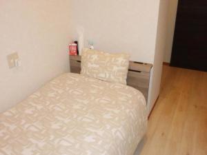 1 dormitorio pequeño con 1 cama y suelo de madera en At stay / Vacation STAY 63761, en Okayama