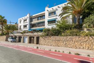 biały budynek po stronie ulicy w obiekcie Casa Blanca 1 direkt am Strand w mieście Benidorm