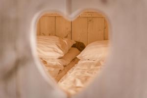 Säng eller sängar i ett rum på Glamping Lodge Waddenzee