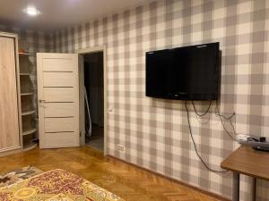 モスクワにあるОтдельная комната метро Улица 1905 годаの壁に薄型テレビが備わる客室です。