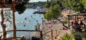 un gruppo di persone in acqua in spiaggia di Villa Mira ***** a Pinezići