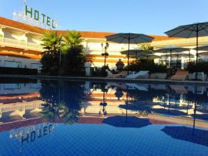 Bazén v ubytování Hotel Crystal Park nebo v jeho okolí