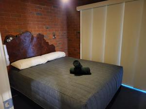 Postel nebo postele na pokoji v ubytování Foundry Palms Motel