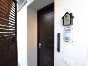 una puerta con aire acondicionado junto a una casa en Bellano Holidays - Casa Artemio en Bellano