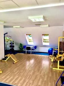 una habitación vacía con un gimnasio con sillas y escritorios en Hotel Leśny, en Sopot