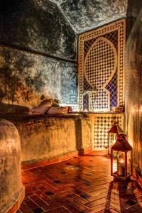 Zimmer mit Wandgemälde und Lampe in der Unterkunft Casa Lila & Spa in Essaouira