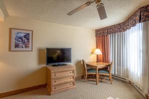 TV a/nebo společenská místnost v ubytování Grand Lodge Condo in the Heart of Mt Crested Butte condo