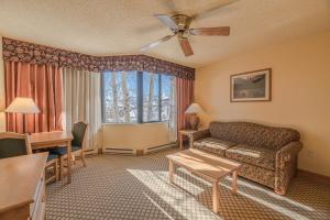 Posezení v ubytování Grand Lodge Condo in the Heart of Mt Crested Butte condo