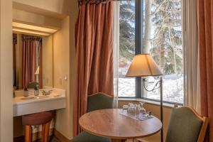 um quarto com uma mesa, um lavatório e uma janela em Cozy Pet-Friendly King Studio in Mt, Crested Butte condo em Crested Butte