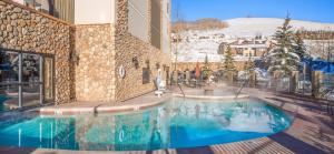 Bazén v ubytování Cozy Pet-Friendly King Studio in Mt, Crested Butte condo nebo v jeho okolí