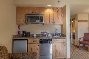 Kuchyň nebo kuchyňský kout v ubytování Grand Lodge Condo in the Heart of Mt Crested Butte condo