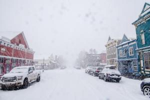 Cozy Pet-Friendly King Studio in Mt, Crested Butte condo v zimě