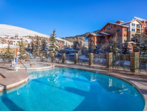 Bazén v ubytování Grand Lodge Condo in the Heart of Mt Crested Butte condo nebo v jeho okolí