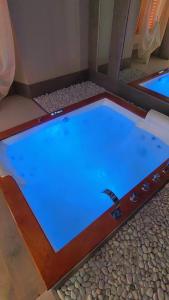 ein großer Pool mit blauem Licht in einem Zimmer in der Unterkunft HYDROSUITE in Genua