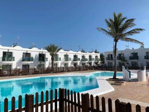 コラレホにあるBlue Island Pool View & Wi-Fi by iRent Fuerteventuraの建物前のスイミングプール