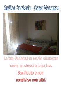 Una foto de un dormitorio con una cama en una habitación en Antica Sartoria, en Palermo