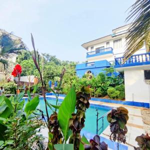 uitzicht op het resort vanaf het zwembad bij Amazing Hilltop 4 BHK Villa with Private Pool near Candolim in Candolim