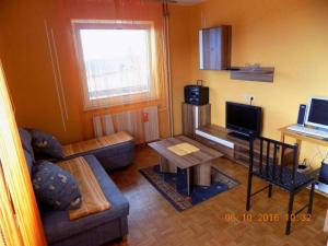 - un salon avec un canapé et une table dans l'établissement Apartment Panorama, à Zreče
