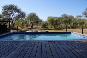 สระว่ายน้ำที่อยู่ใกล้ ๆ หรือใน Kwele Game Lodge