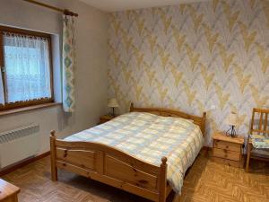 una camera con un letto e due tavoli e una finestra di Gites Les Pins et Les Bruyères a Wangenbourg