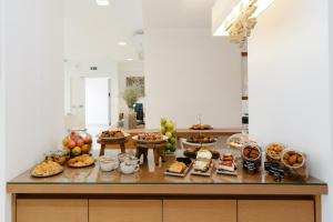 een tafel met veel verschillende soorten voedsel erop bij Cyano Hotel in Plakias