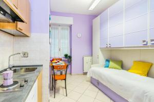 Zimmer mit einem Bett und einem Waschbecken sowie einer Küche in der Unterkunft Studio Lavanda by Wonderful Italy in Turin
